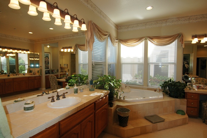 Elegant Garden tub for Soaking