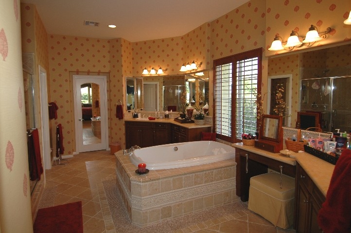 Now this is a Master Suite Bath.... and at the far end... a Masterful Walk in Closet