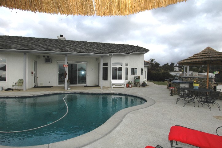 Poolside TV over there... and built-in Stereo... can you hear Jimmy Buffet?