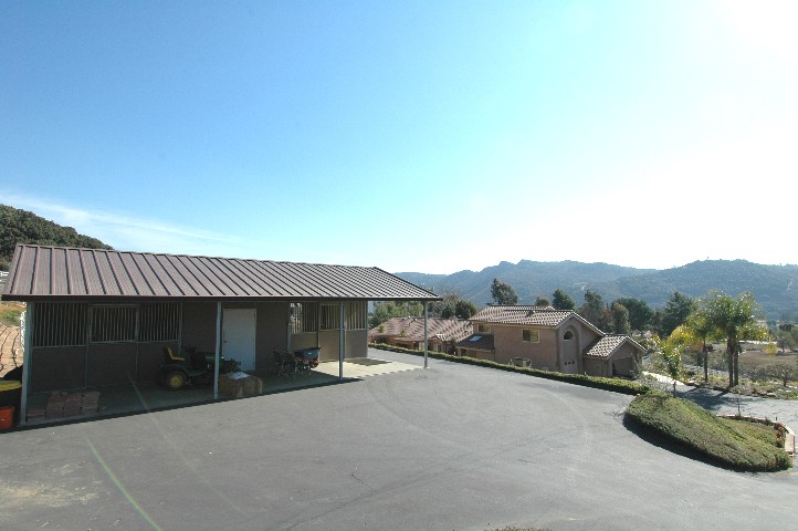 Ample Turn around space for Trailers at the Barn...